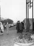 171887 Afbeelding van de aanwezigen bij de opening van het nieuwe N.S.-station Castricum te Castricum, tijdens het ...